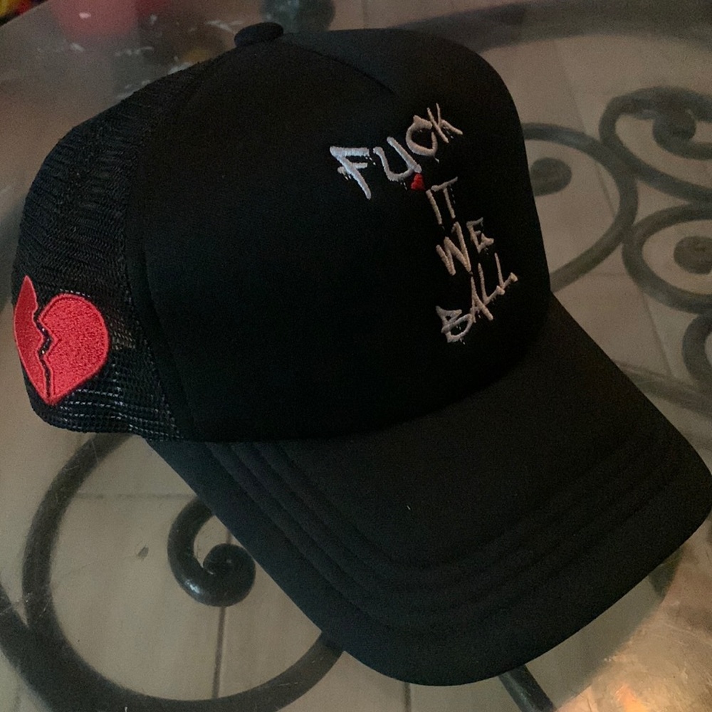 Black snapback with slogan and broken heart